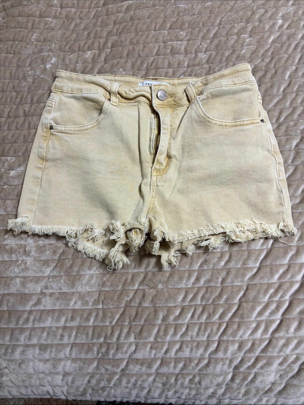 Women's Frayed Hem Denim Shorts in Pale Yellow